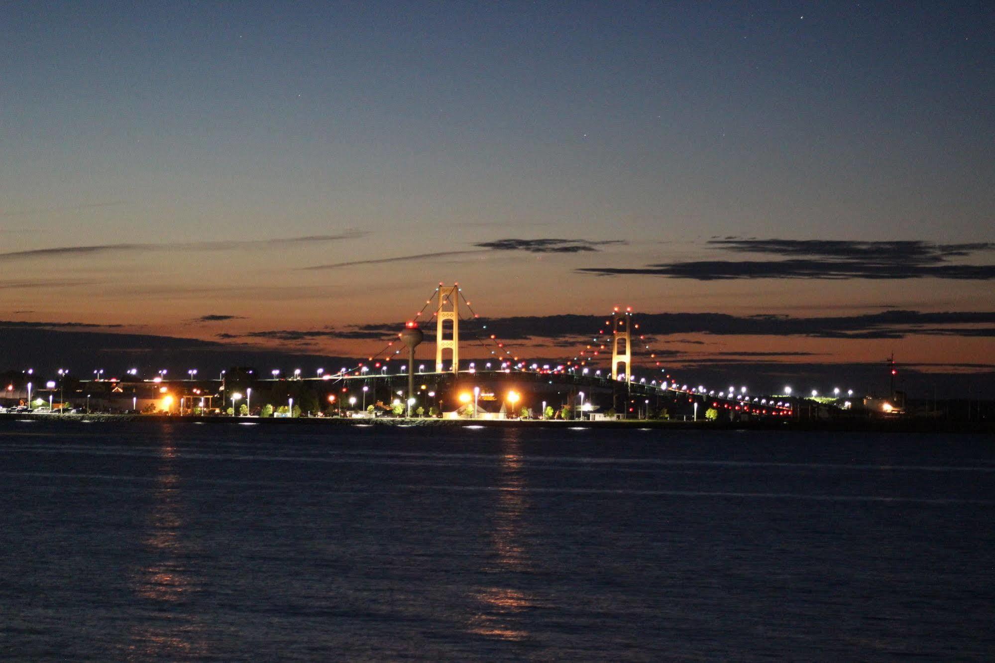 Sunrise Beach Motel Mackinaw City Esterno foto