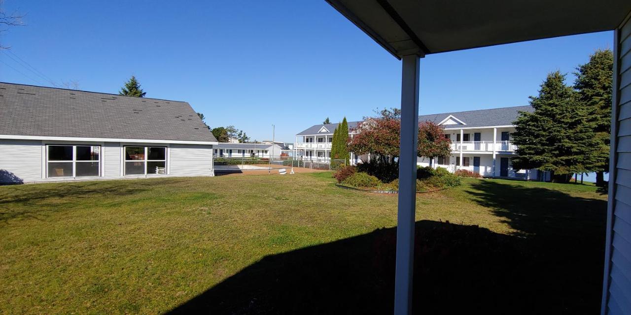 Sunrise Beach Motel Mackinaw City Esterno foto